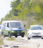 La van de la Policía Científica en el momento del traslado del cuerpo. (Fuente: Télam)