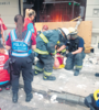 Los bomberos trabajando en el área alrededor del edificio de Guido al 1700.