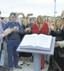 La inauguración del monumento a la Biblia, en el partido de Magdalena. El intendente Peluso (izq.) aplaude.