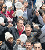 Empleados federales suspendidos protestan en Washington escribiendo consignas en platos descartables. (Fuente: AFP)