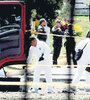 Expertos forenses trabajan en el lugar de la explosión en la academia policial General Santander de Bogotá.