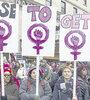 Manifestantes portando pancartas feministas marchan cerca de Plaza Libertad en Washington DC.