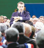 Macron se reunió ayer con los alcaldes de Normandía en Grand Bourgtheroulde. (Fuente: EFE)