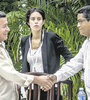 El líder del ELN Pablo Beltrán (izq.) saluda al negociador cubano Iván Mora en La Habana. (Fuente: AFP)