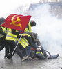 La batalla de París, con mucho frío, enfrentando el gas y los camiones hidrantes. (Fuente: AFP)