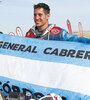 Cavigliaso sostiene la bandera de Argentina en la capital peruana. (Fuente: EFE)