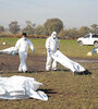 Expertos forenses realizan trabajos de campo en el lugar de la explosión del ducto de combustible de Pemex. (Fuente: EFE)