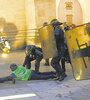 Policías antimotines detienen a manifestantes con chalecos amarillos en Bordeaux. (Fuente: AFP)