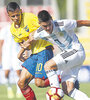 Francesco Lo Celso se lleva la pelota ante el ecuatoriano Rezabala.