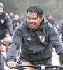 Marcelo Gallardo encabeza la bicicleteada bajo la lluvia.