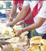 Puestitos de choripanes, parte de la cultura del hincha.