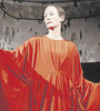 El del vestido de Tilda Swinton es uno de los pocos rojos que quedan de la película original.