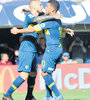Benedetto se abraza con Tevez, tras el 1-0, de penal. (Fuente: Julio Martín Mancini)