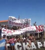 Los vecinos llevaron pancartas contrarias a Macri.