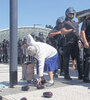 La señora juntando verduras quedó como símbolo de la protesta. (Fuente: Bernardino Avila)