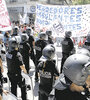 “No desaparezcan nuestros trabajos”, decía la larga bandera que encabezó la manifestación. (Fuente: Bernardino Avila)