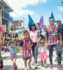 Joaquín Romero marcha con sus hijitos y pareja por la calle Central, de la Cárcova. (Fuente: Facundo Nívolo / Mayra Llopis Montaña)