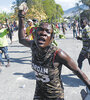 Un joven se manifiesta frente al Palacio Nacional en contra del presidente Jovenel Moise. (Fuente: EFE)