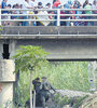 Policías vigilan el puente internacional Simón Bolívar que une Cúcuta con Táchira, mientras una marea humana cruza. (Fuente: AFP)