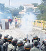 Manifestantes chocan con los agentes de la Guardia Nacional Bolivariana en San Antonio, Táchira.