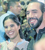 El candidato Nayib Bukele junto a su mujer, Gabriela Rodríguez, posan tras la votación. (Fuente: AFP)