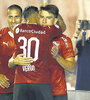 Los jugadores de Independiente se unen para el festejo de cara a sus hinchas.