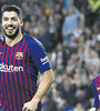 Lionel Messi corre a festejar con Luis Suárez, goleador del partido.