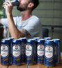 Pese a su sabor liviano, la azul se convirtió desde el año pasado en la cerveza más popular entre las baratas. (Fuente: Cecilia Salas)