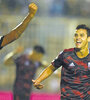 El chico Cristian Ferreira festeja el gol que convirtió anoche en el estadio de Atlético Tucumán.