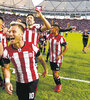 Gastón Fernández, la figura del clásico platense, encabeza el festejo de los jugadores de Estudiantes luego del triunfo. (Fuente: Fotobaires)