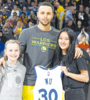 Stephen Curry y la pequeña californiana Riley, que lo conmovió con una carta de puño y letra. (Fuente: AFP)