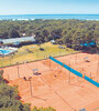 Las canchas del Tennis Ranch Pinamar, donde arrancará hoy el primero de los 21 torneos M15.