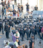 Las fuerzas policiales sitiaron la cuadra de la feria de San Telmo y les pegaron hasta a los turistas. (Fuente: Adrián Pérez)