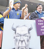 Un grupo de manifestantes celebra la condena de Pell en la puerta del juzgado en Melbourne.