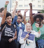 Un grupo de activistas rodea a Nora Cortiñas en el homenaje a Marielle en el Obelisco. (Fuente: Guadalupe Lombardo)