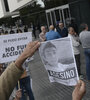 Algunos de los carteles levantados ayer en el ingreso al Centro de Justicia. (Fuente: Sebastián Joel Vargas)