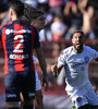 Miguel Torrén inicia el festejo de su gol mientras lo sufre Gonzalo Rodríguez.