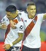 n Enzo Pérez recibe el abrazo de Borré, luego de marcar el gol de River, con un gran cabezazo, durante el primer tiempo.