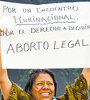 El reclamo por la autonomÍa de los cuerpos, en los brazos en alto de la feminista comunitaria guatemalteca Lolita Chávez durante el Encuentro de Trelew en 2018.