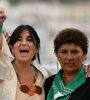 En Cannes, Norma Cuevas levanta la foto de la hija, Ana María Acevedo, junto a Cecilia Ousset.