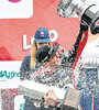 Bañado en champán, Matías Rossi levanta los trofeos ganados en Rosario. (Fuente: Prensa ACTC)