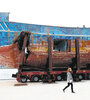 El barco pesquero es una obra sin nombre y sin inscripciones. La gigantesca obra que se pierde en el paisaje de los otros barcos, recuerda la injusticia y la muerte de migrantes libios.