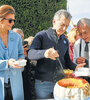 El Presidente sirviendo locro junto a Juliana Awada. (Fuente: Télam)