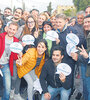 El candidato Sergio Ziliotto junto a jóvenes en el cierre de campaña.