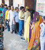 Una fila de ciudadanos espera para votar en el estado de Uttar Pradish, en la India. (Fuente: AFP)