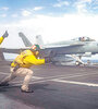 Despegue de un caza en el portaaviones USS Lincoln, que llegó esta semana al Golfo Pérsico. (Fuente: EFE)