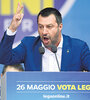 Salvini arenga a la multitud durante la cumbre ultraderechista en Milán.