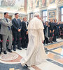 El Papa se encuentra con periodistas en la sala clementina del Vaticano.