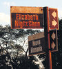 El cartel de la calle dice “Elizabeth NigtzChen”... por la hermana nazi de Friedrich Nietzsche.