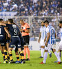 Los jugadores de Central abrazan a Ciro Rius después de marcar el primer gol con derechazo al ángulo. (Telam) (Fuente: Télam)